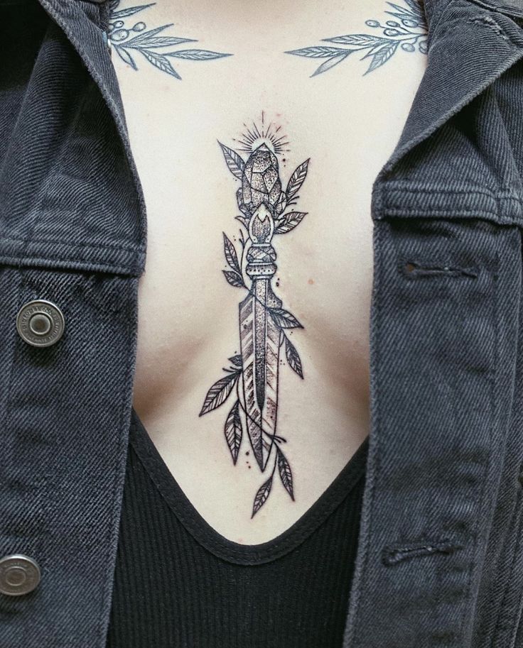Hình xăm hoa văn cổ điển ở giữa ngực, phong cách blackwork, chi tiết rõ nét, ảnh HD.