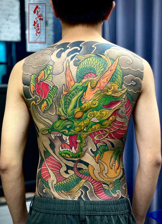 hình xăm thanh long nạm ngọc kín lưng Hình xăm rồng màu sắc rực rỡ trên lưng, phong cách cổ điển, độ chi tiết cao, ảnh chất lượng HD.