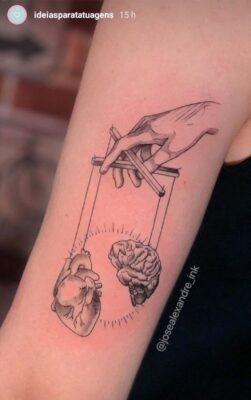 hình xăm thể hiện cân bằng giữa tình cảm và lý trí Hình xăm blackwork trái tim và não trên cánh tay, phong cách đường nét tinh tế, độ phân giải HD.