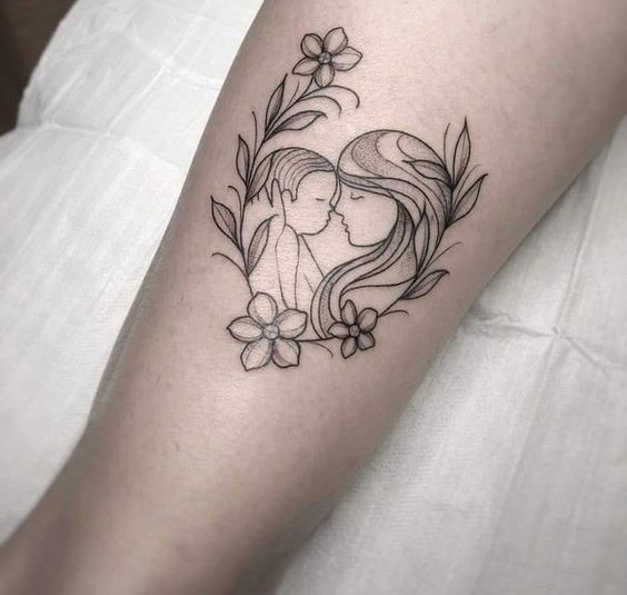 hình xăm thể hiện tình cảm thiêng liêng giữa mẹ và con Hình xăm mẹ và bé trên tay, phong cách blackwork, chi tiết hoa, ảnh HD.