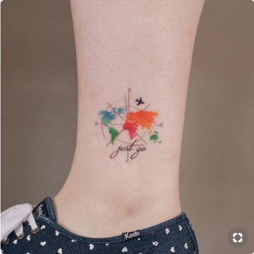 Hình xăm bản đồ màu nước trên cổ chân, phong cách tươi sáng, chi tiết, độ phân giải HD.