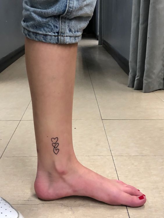 hình xăm trái tim đầy sáng tạo trên cổ chân Hình xăm mini ba trái tim, phong cách đơn giản, vị trí cổ chân, ảnh HD sắc nét.