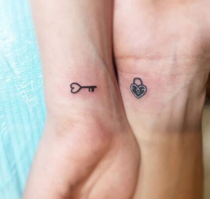 Tattoo trái tim ngọt ngào cho đôi lứa Hình xăm ổ khóa và chìa khoá mini trên cổ tay, phong cách blackwork, ảnh HD, chi tiết rõ nét.