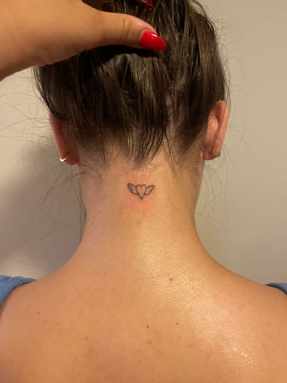 hình xăm trái tim mini có cánh tuyệt đẹp Hình xăm mini trái tim có cánh trên gáy, phong cách blackwork, ảnh HD.