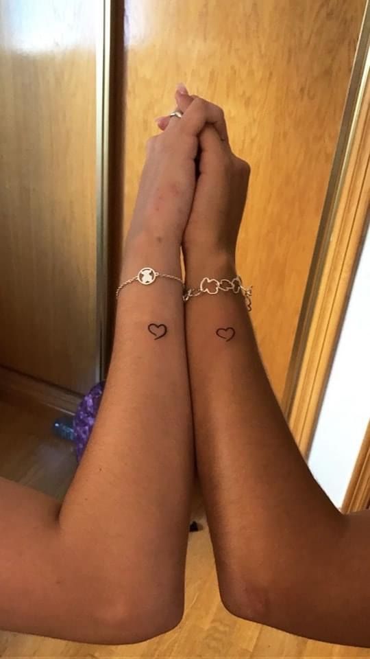 Hình xăm trái tim mini đáng yêu cùng bạn thân Hình xăm trái tim mini trên cổ tay, phong cách blackwork, ảnh HD.