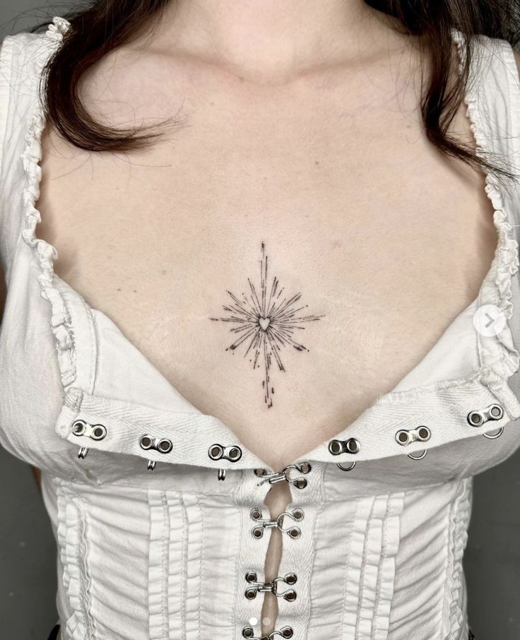 Hình xăm ngôi sao mini ở ngực, phong cách blackwork, chi tiết tinh tế, ảnh HD.