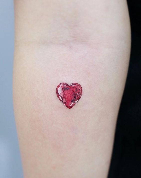Hình xăm trái tim mini kim cương nổi bật Hình xăm viên ngọc hình trái tim ở tay, phong cách màu sắc chi tiết, độ phân giải HD.