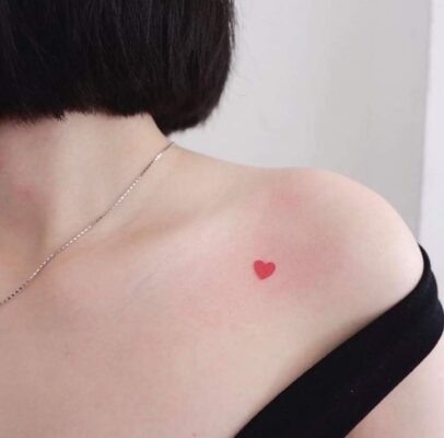 hình xăm mini trái tim đỏ tại ngực Hình xăm trái tim mini trên vai, phong cách tối giản, ảnh độ phân giải HD.