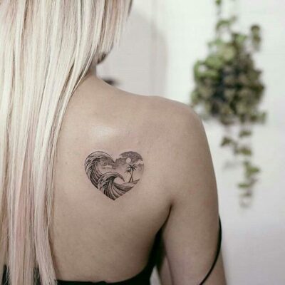 hình xăm trái tim sau vai đậm chất cá tính Hình xăm trái tim phong cảnh biển trên lưng, phong cách blackwork, chi tiết rõ nét, ảnh HD.