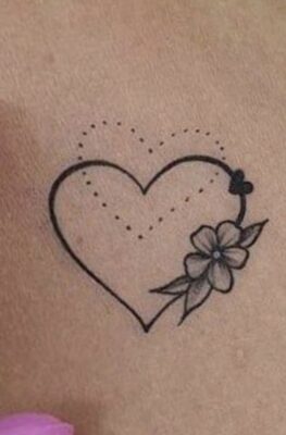 hình xăm trái tim kết hợp hoa, đơn giản mà đẹp Hình xăm mini hình trái tim với hoa, phong cách blackwork, trên da, độ chi tiết cao, ảnh HD.