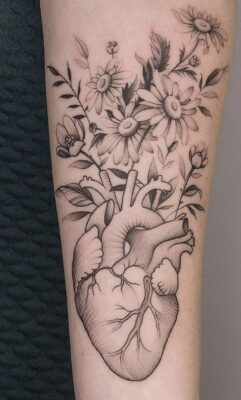 hình xăm trái tim cùng chi tiết hoa lá phong phú Hình xăm hoa và tim trên cánh tay, phong cách blackwork chi tiết, độ phân giải HD.