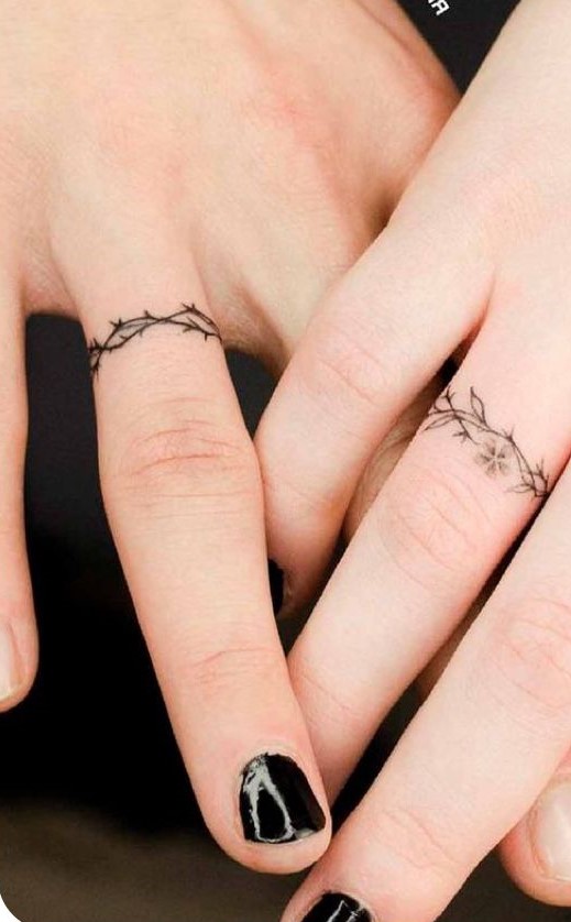 hình xăm ngón tay cho cặp đôi Hình xăm vòng hoa mini, phong cách blackwork trên ngón tay, chi tiết tinh tế, ảnh HD.