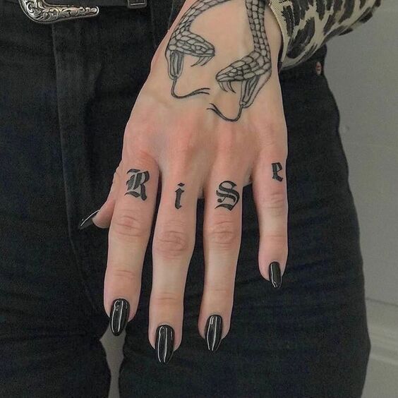Hình xăm rắn trên tay phong cách blackwork, chữ "Rise" trên ngón tay, độ chi tiết cao, ảnh HD.