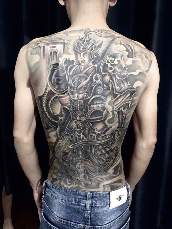 Hình xăm samurai trên lưng, phong cách blackwork chi tiết, độ phân giải cao.