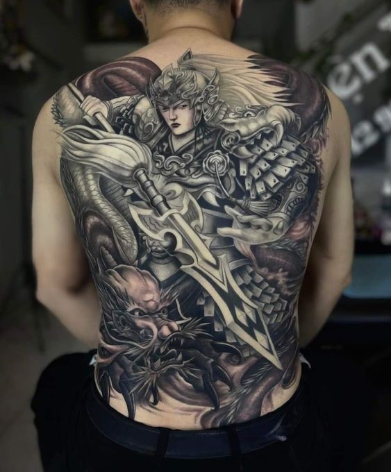 Hình xăm chiến binh và rồng trên lưng, phong cách blackwork chi tiết, độ phân giải HD.