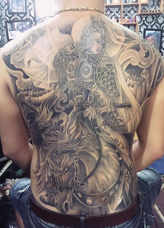 Hình xăm chiến binh cổ trang trên lưng, phong cách blackwork, chi tiết, độ phân giải HD.