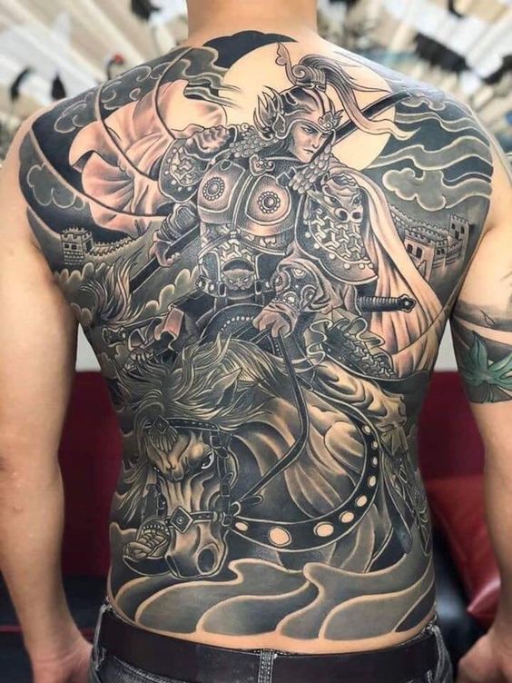 Hình xăm chiến binh cổ điển trên lưng, phong cách blackwork chi tiết, ảnh HD.