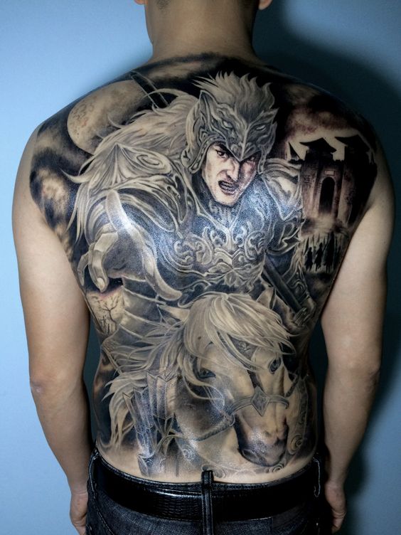 Hình xăm chiến binh cổ điển trên lưng, phong cách blackwork chi tiết, độ phân giải HD.