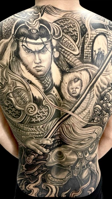 Hình xăm chiến binh cổ điển trên lưng, phong cách blackwork, chi tiết rõ nét, độ phân giải HD.