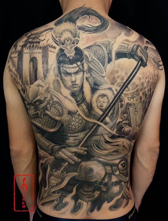 Hình xăm chiến binh cổ điển trên lưng, phong cách blackwork chi tiết, độ phân giải HD.