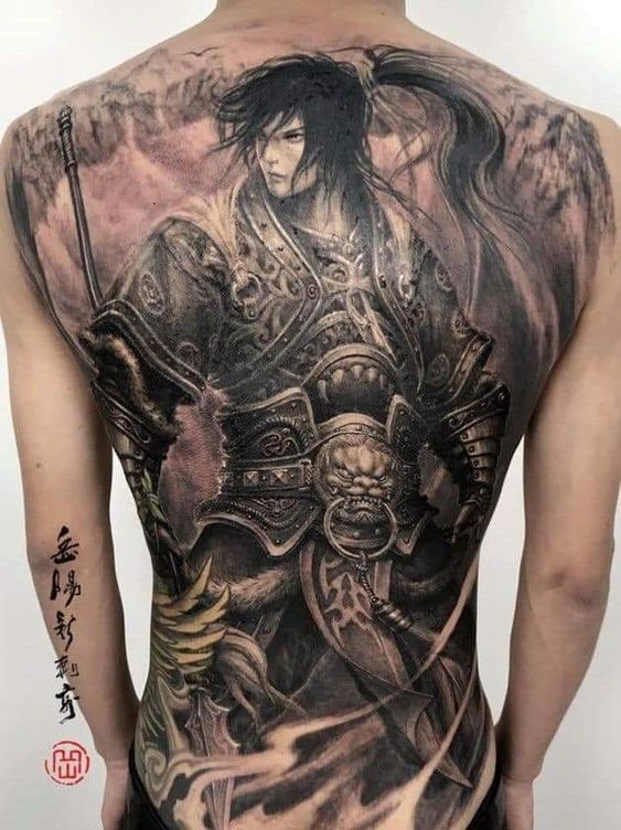 Hình xăm chiến binh Nhật Bản trên lưng, phong cách blackwork chi tiết, độ phân giải cao.