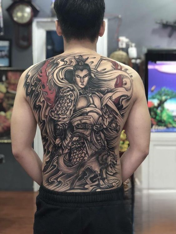 Hình xăm chiến binh trên lưng, phong cách blackwork chi tiết, độ phân giải HD.