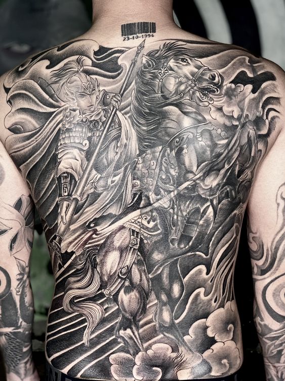 Hình xăm chiến binh và ngựa trên lưng, phong cách blackwork chi tiết, độ phân giải HD.