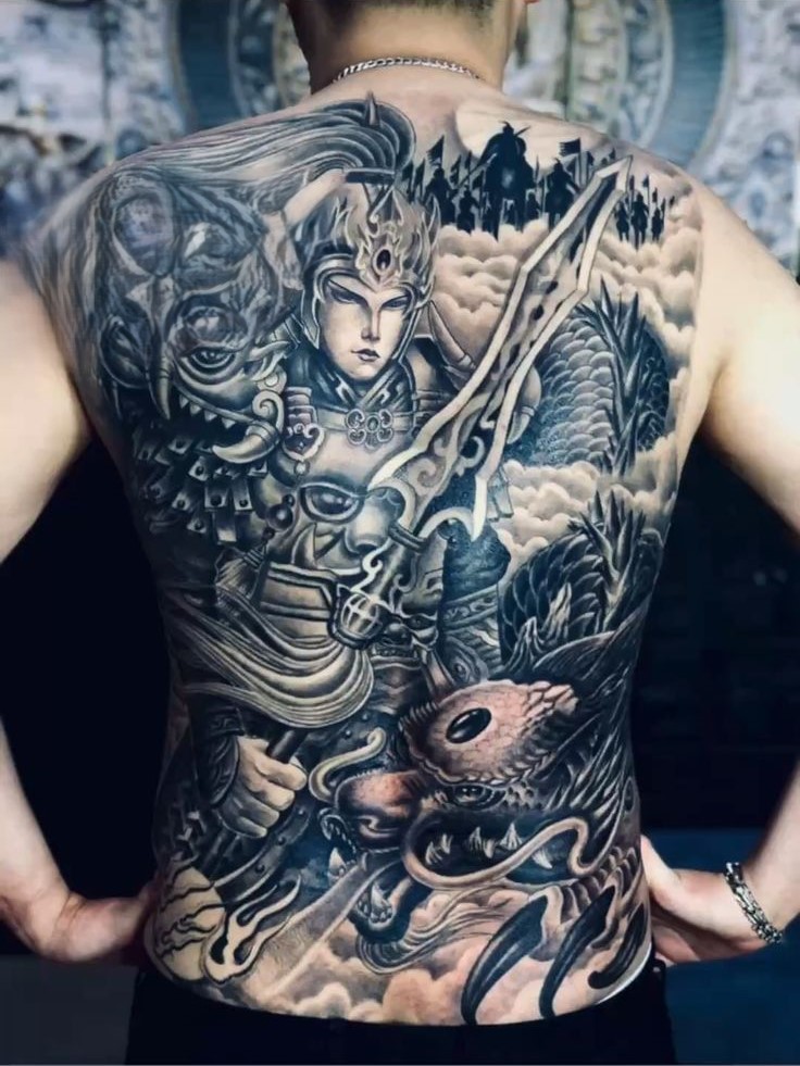 Hình xăm chiến binh thần thoại trên lưng, phong cách blackwork chi tiết, ảnh HD.