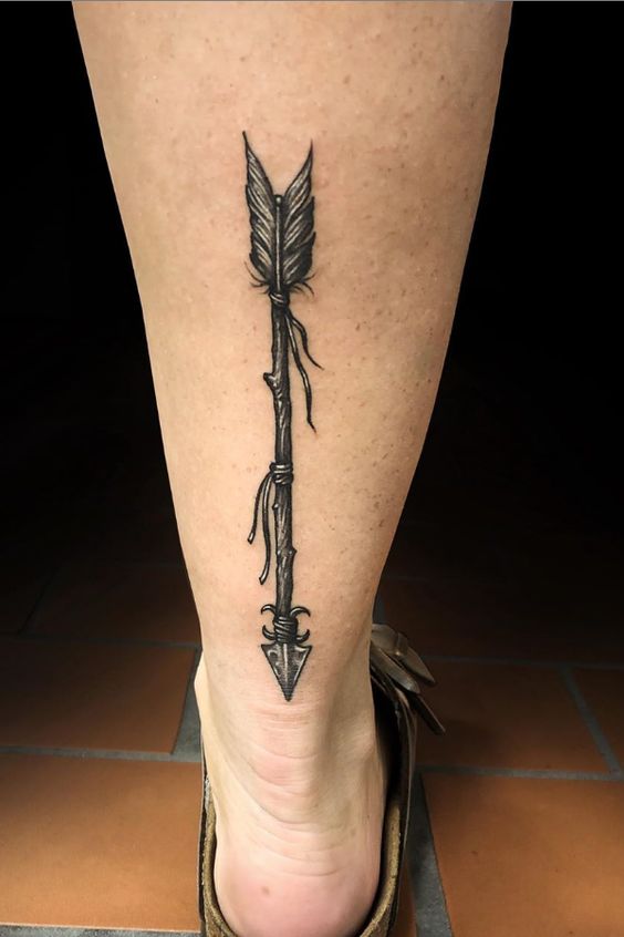 hình xăm mũi tên lông vũ Hình xăm mũi tên trên chân phong cách blackwork, chi tiết rõ nét, độ phân giải HD.