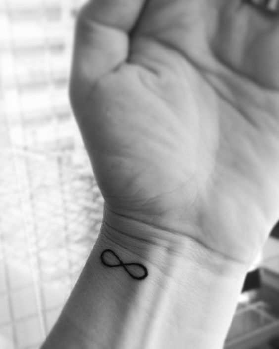 tatoo vô cực cỡ nhỏ Hình xăm vô cực mini trên cổ tay, phong cách blackwork, chi tiết rõ nét, ảnh HD.
