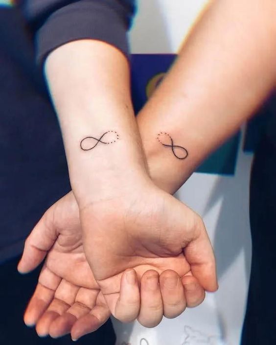 hình xăm vô cực mini cho cặp đôi Hình xăm vô cực mini trên cổ tay, phong cách blackwork, ảnh rõ nét HD.
