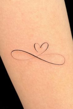 tatoo với nét vẽ tinh tế Hình xăm mini dấu vô cực và trái tim trên tay, phong cách tối giản, độ phân giải HD.