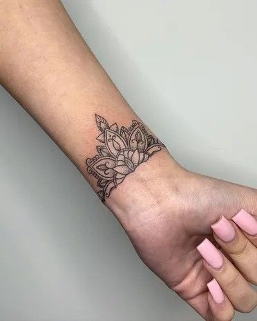 Hình xăm hoa trên cổ tay, phong cách blackwork, chi tiết, ảnh HD.