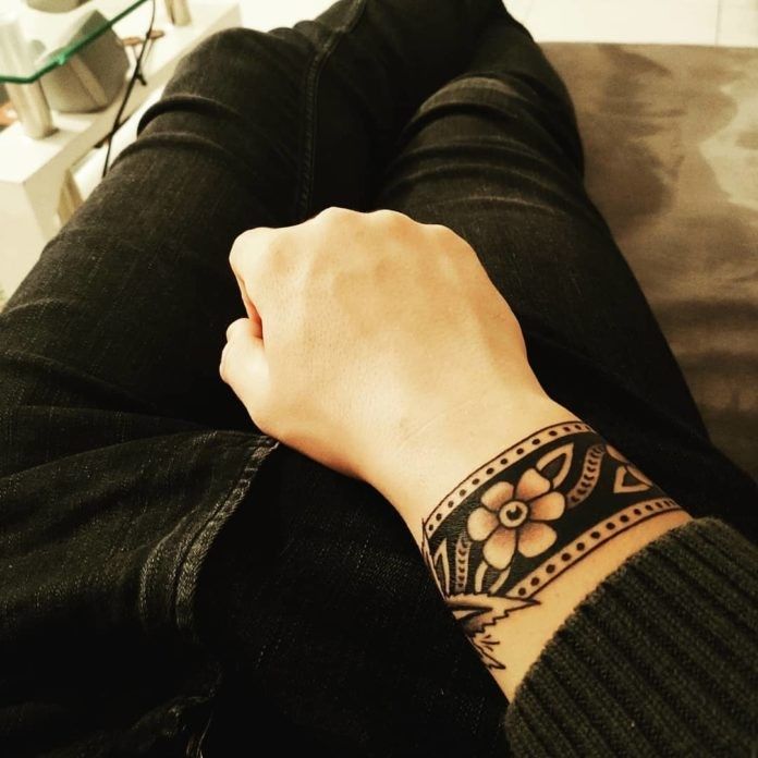 Hình xăm hoa cổ tay phong cách blackwork, chi tiết, độ phân giải HD.