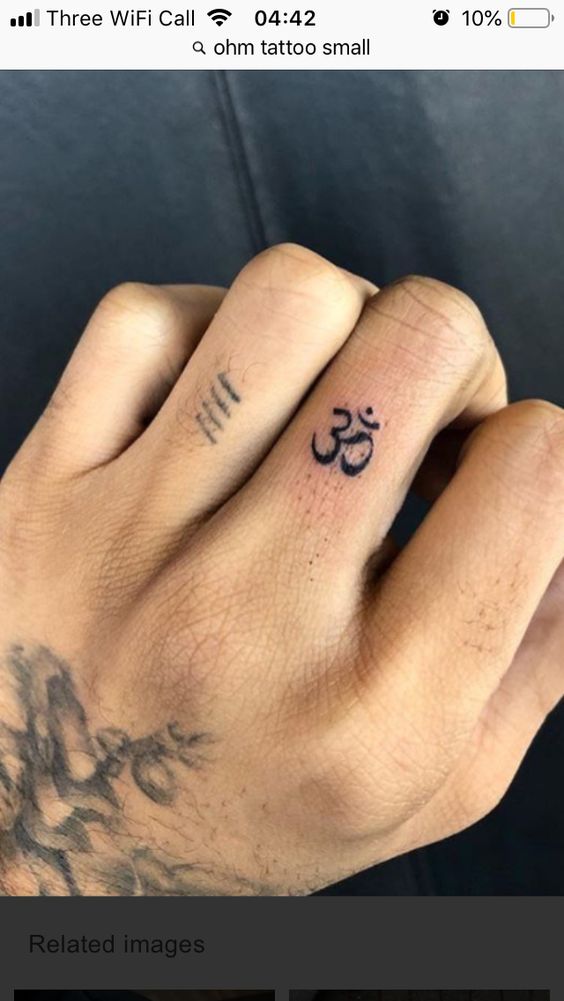 hình xăm dễ thương ở ngón giữa Hình xăm ký hiệu Om trên ngón tay, phong cách blackwork, chi tiết rõ nét, độ phân giải HD.