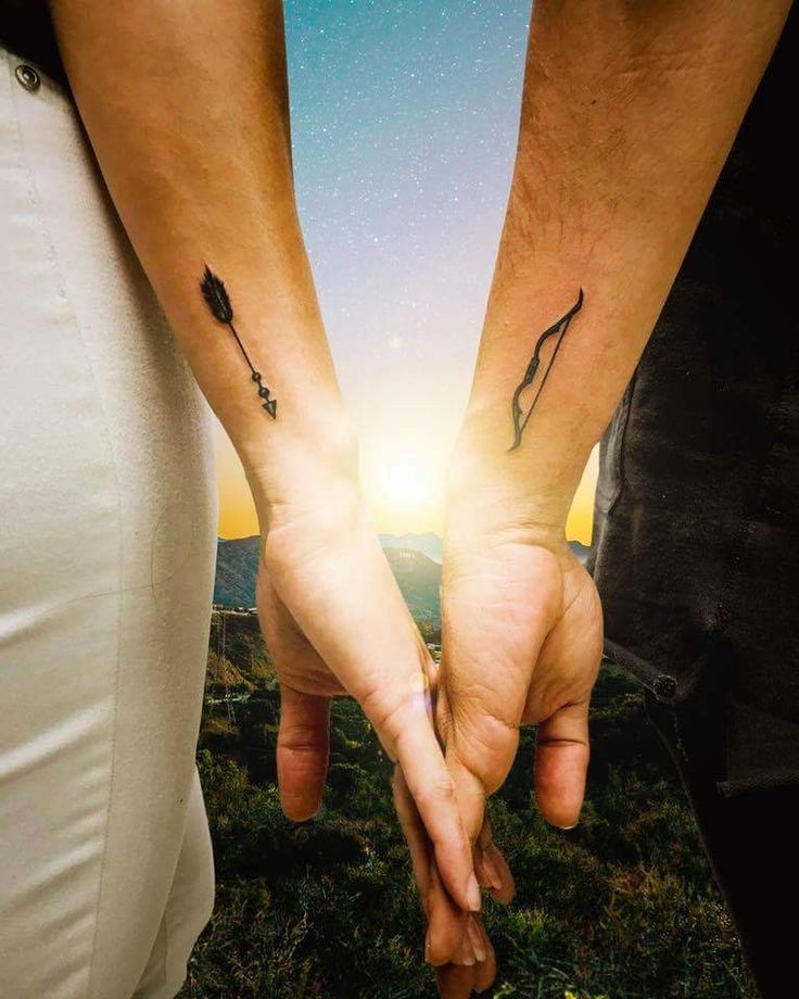 hình xăm ý nghĩa dành cho cặp đôi Hình xăm mini mũi tên và cung trên cẳng tay, phong cách blackwork, độ phân giải HD.