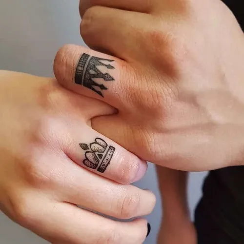 Cặp hình xăm vương miện đen trên ngón tay, phong cách blackwork, độ chi tiết cao, ảnh HD.