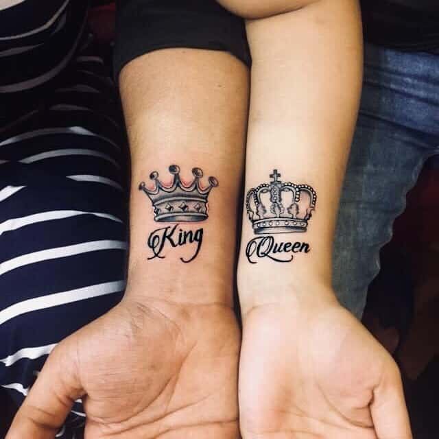 Hình xăm vương miện King và Queen trên cổ tay, phong cách cổ điển, chi tiết, ảnh độ phân giải cao.