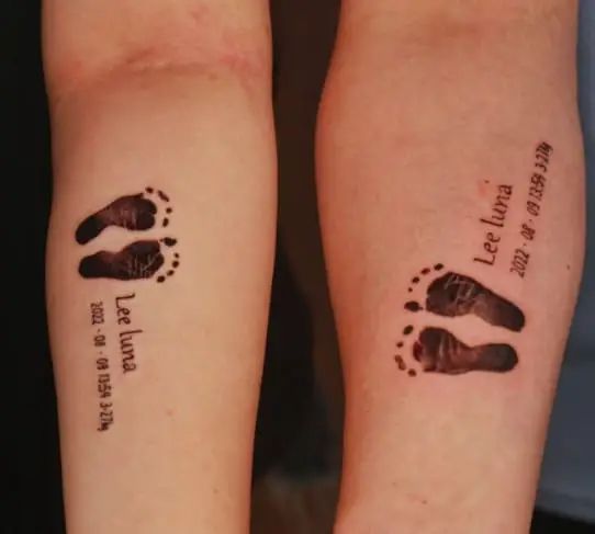 Hình xăm dấu chân trẻ em trên cánh tay, phong cách blackwork, chi tiết, độ phân giải HD.