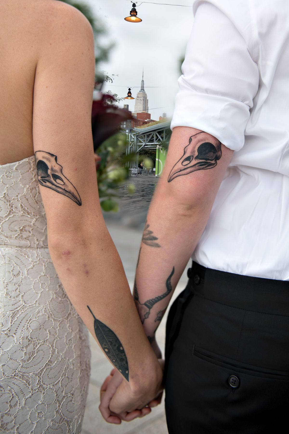 Hình xăm đầu lâu chim trên tay, phong cách blackwork, chi tiết rõ nét, độ phân giải HD.