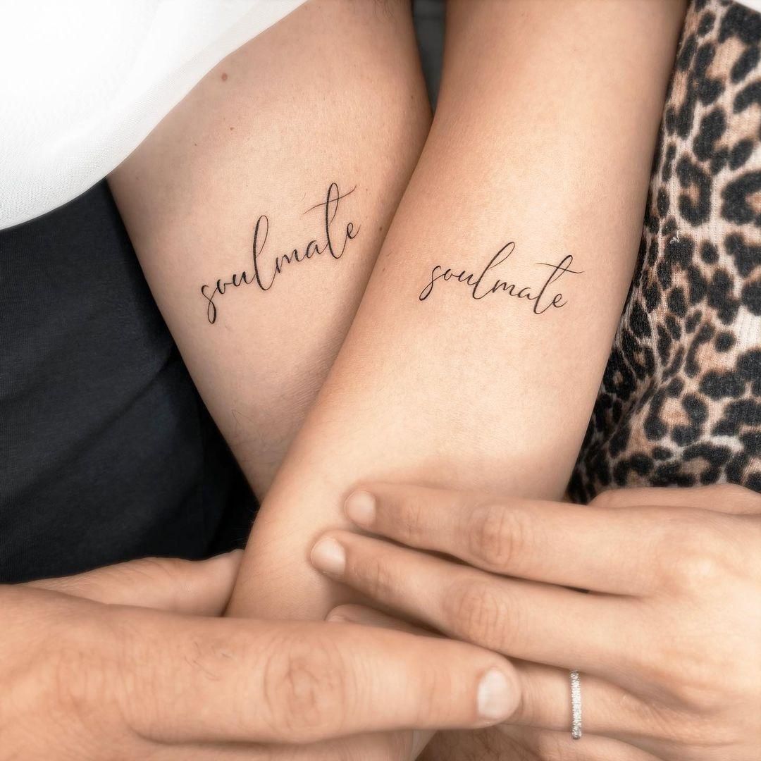 Hình xăm chữ "soulmate" trên tay, phong cách chữ viết tay, chi tiết rõ nét, ảnh HD.