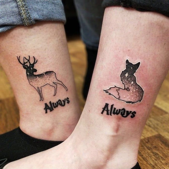 Hình xăm hươu và cáo phong cách blackwork trên mắt cá chân, chữ "Always", độ chi tiết cao.