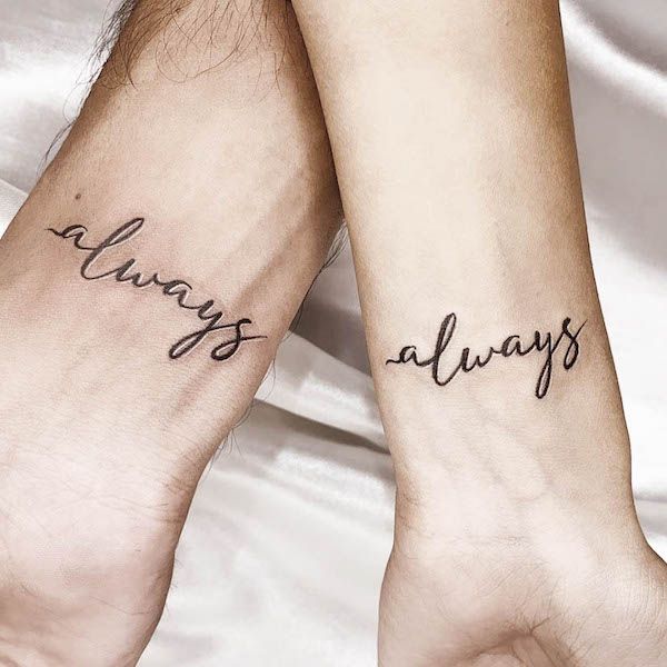 Hình xăm chữ "always" trên cổ tay, phong cách chữ viết tay tinh tế, độ phân giải HD.