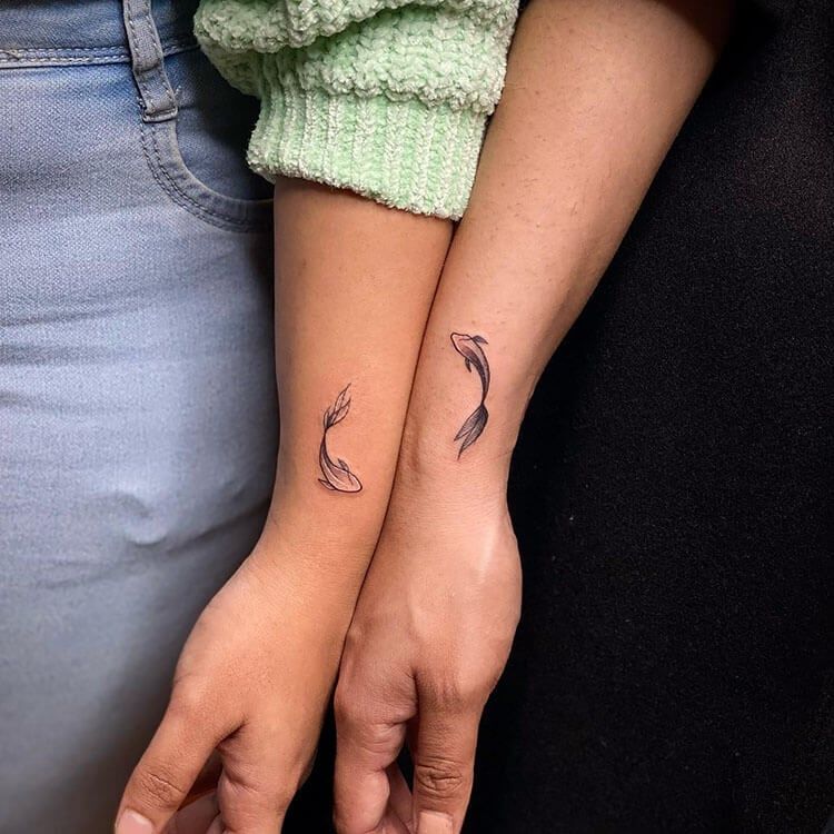 Hình xăm cá mini phong cách blackwork trên cổ tay, chi tiết rõ nét, độ phân giải HD.