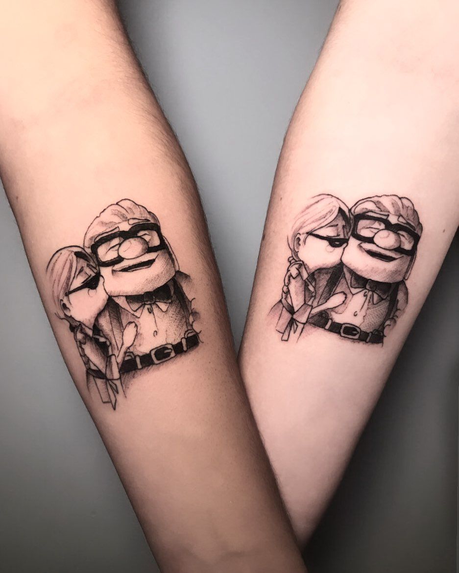 Hình xăm đôi nhân vật hoạt hình trên tay, phong cách blackwork, chi tiết rõ nét, độ phân giải HD.