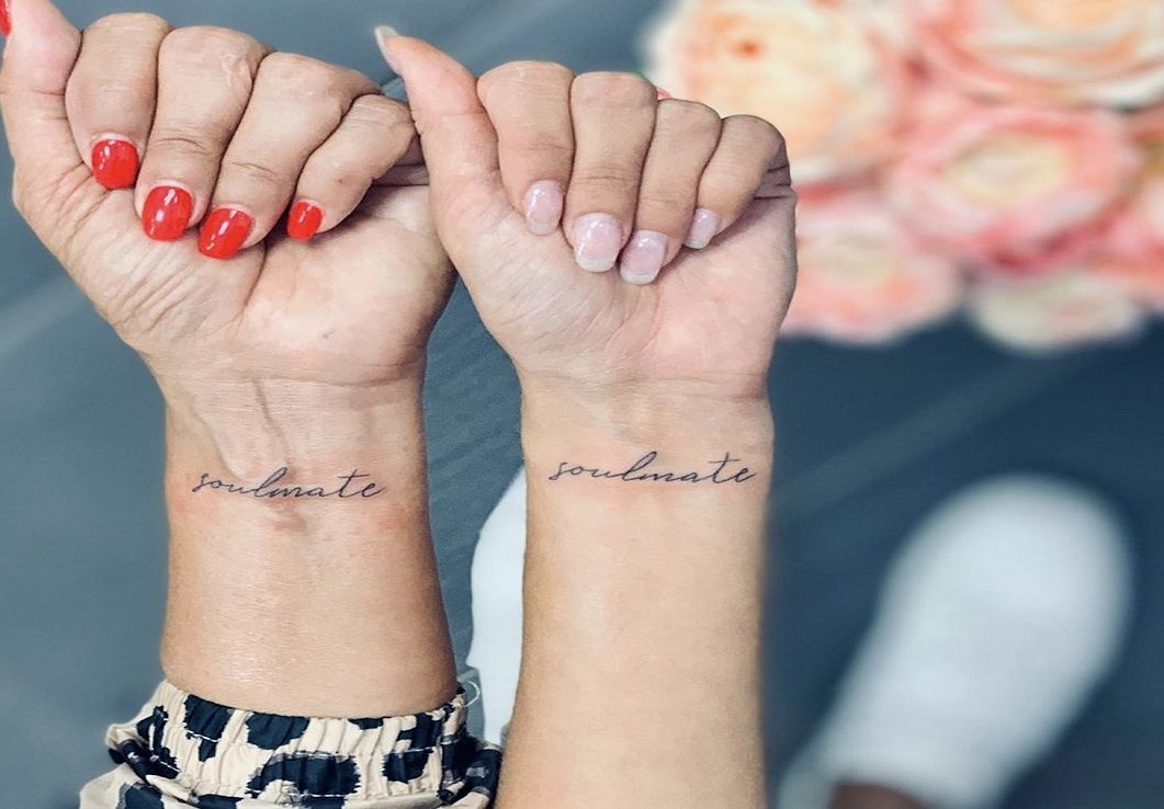 Cặp hình xăm chữ "soulmate" trên cổ tay, phong cách chữ viết tay, chi tiết rõ nét, ảnh HD.