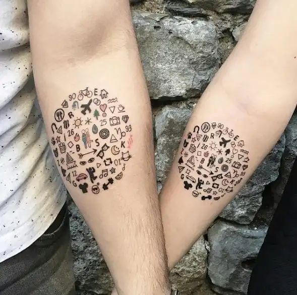 Hình xăm biểu tượng mini trên cánh tay, phong cách blackwork, độ chi tiết cao, ảnh chất lượng HD.