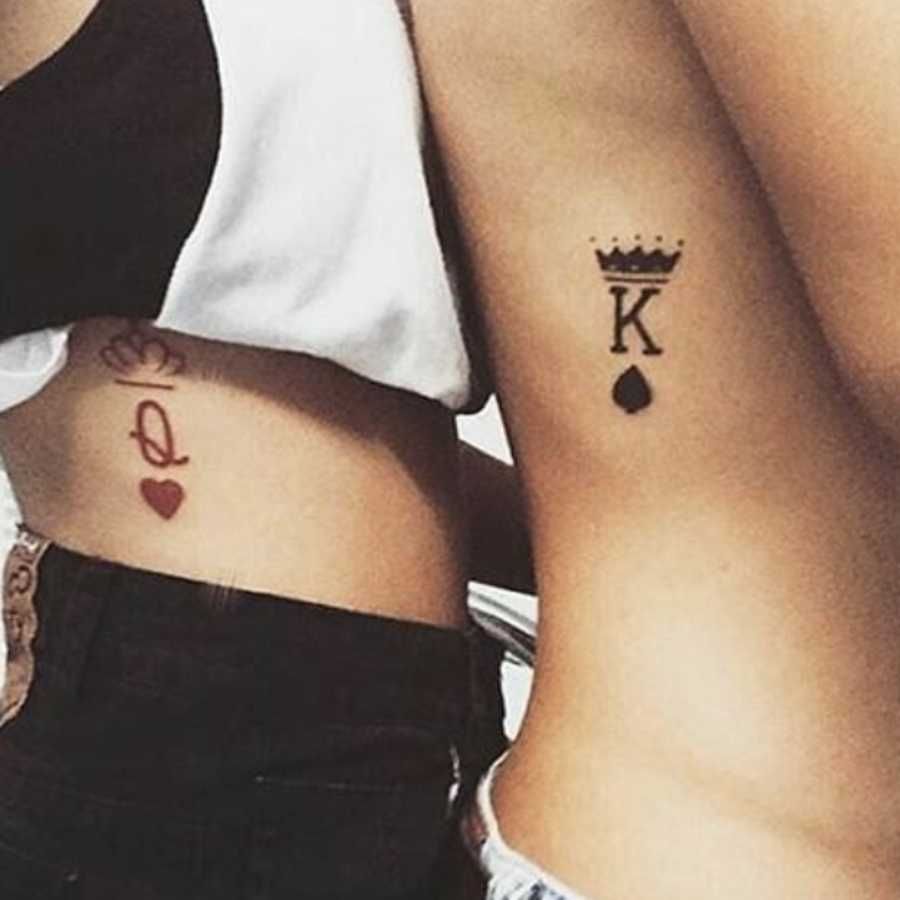 Hình xăm quân bài vua và hoàng hậu trên eo, phong cách blackwork, chi tiết rõ ràng, độ phân giải HD.