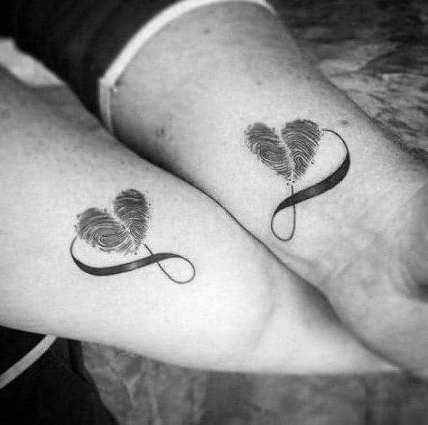 Hình xăm vân tay hình trái tim và vô cực trên tay, phong cách blackwork, ảnh độ phân giải cao.