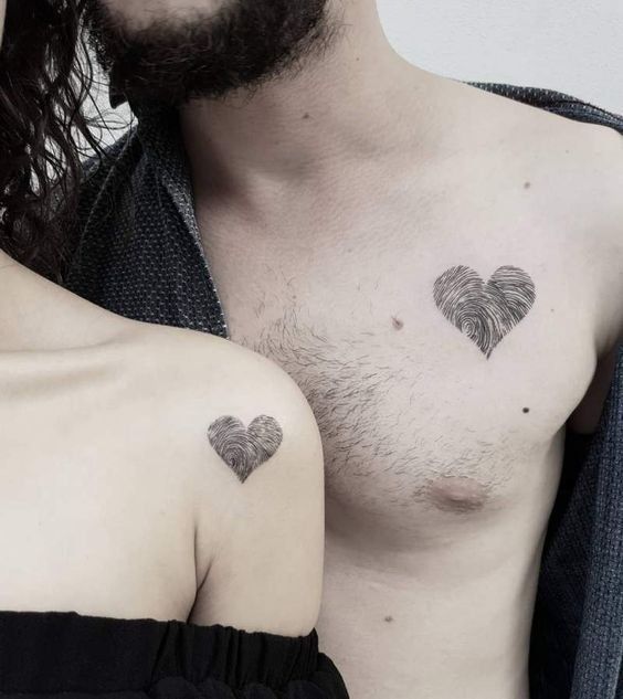 Hình xăm trái tim dấu vân tay trên ngực, phong cách blackwork chi tiết, ảnh HD.